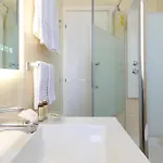 לינה וארוחת בוקר Aurora 4*